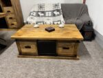 Drewniany loftowy stolik mango z przesuwnymi metalowymi drzwiami 120cm seria Loft - obrazek 5