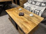Drewniany loftowy stolik mango z przesuwnymi metalowymi drzwiami 120cm seria Loft