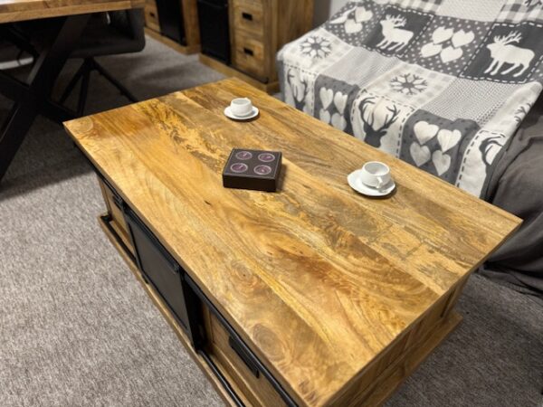 Drewniany loftowy stolik mango z przesuwnymi metalowymi drzwiami 120cm seria Loft